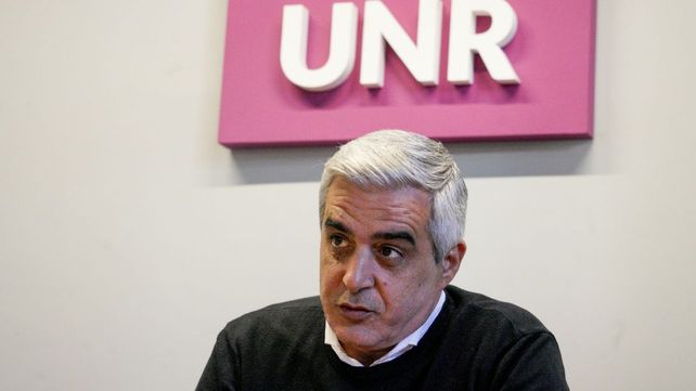 El exdecano de Ciencia Política rechazó las declaraciones de Milei.