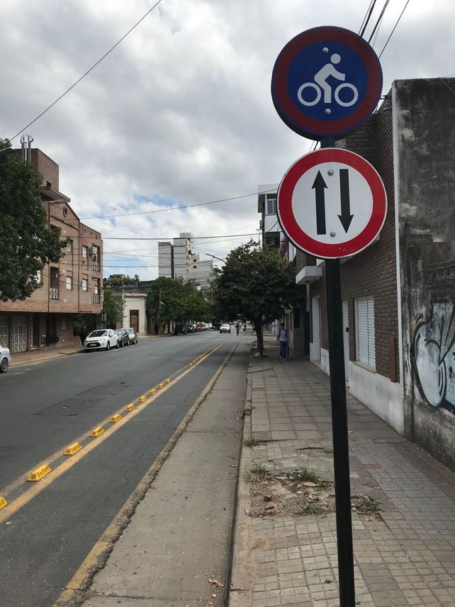 Ciclovía de calle Ituzaingó: colocaron la señalética que advierte la doble mano