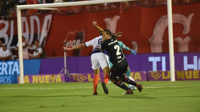 Elocuente. Lema pide penal por una mano de Donatti frente a San Lorenzo.