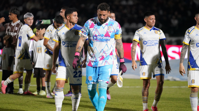 Jorge Broun se retira de la cancha de Platense con su misión cumplida. Mantuvo el arco de Central en cero por segundo partido seguido.