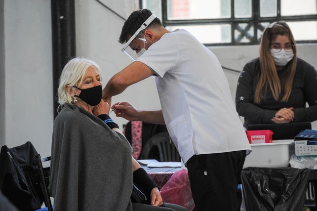 ¿Último refuerzo? Ya están llegando los turnos para mayores de 50 que se colocaron Sinopharm