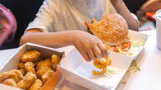 El alto consumo de comida no saludable puede ser una de las causas de pubertad precoz&nbsp; 