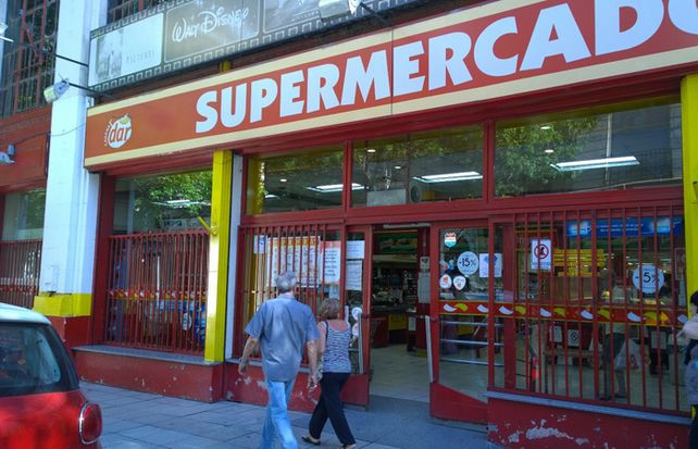 El supermercado ubicado al lado el Shopping del Siglo. Los ladrones se llevaron un importante botín. (Foto La Capital: Sebastián S. Meccia).