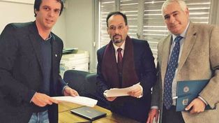 Buena onda. &nbsp;Benítez (derecha) con el procurador García y el intendente Cresto.