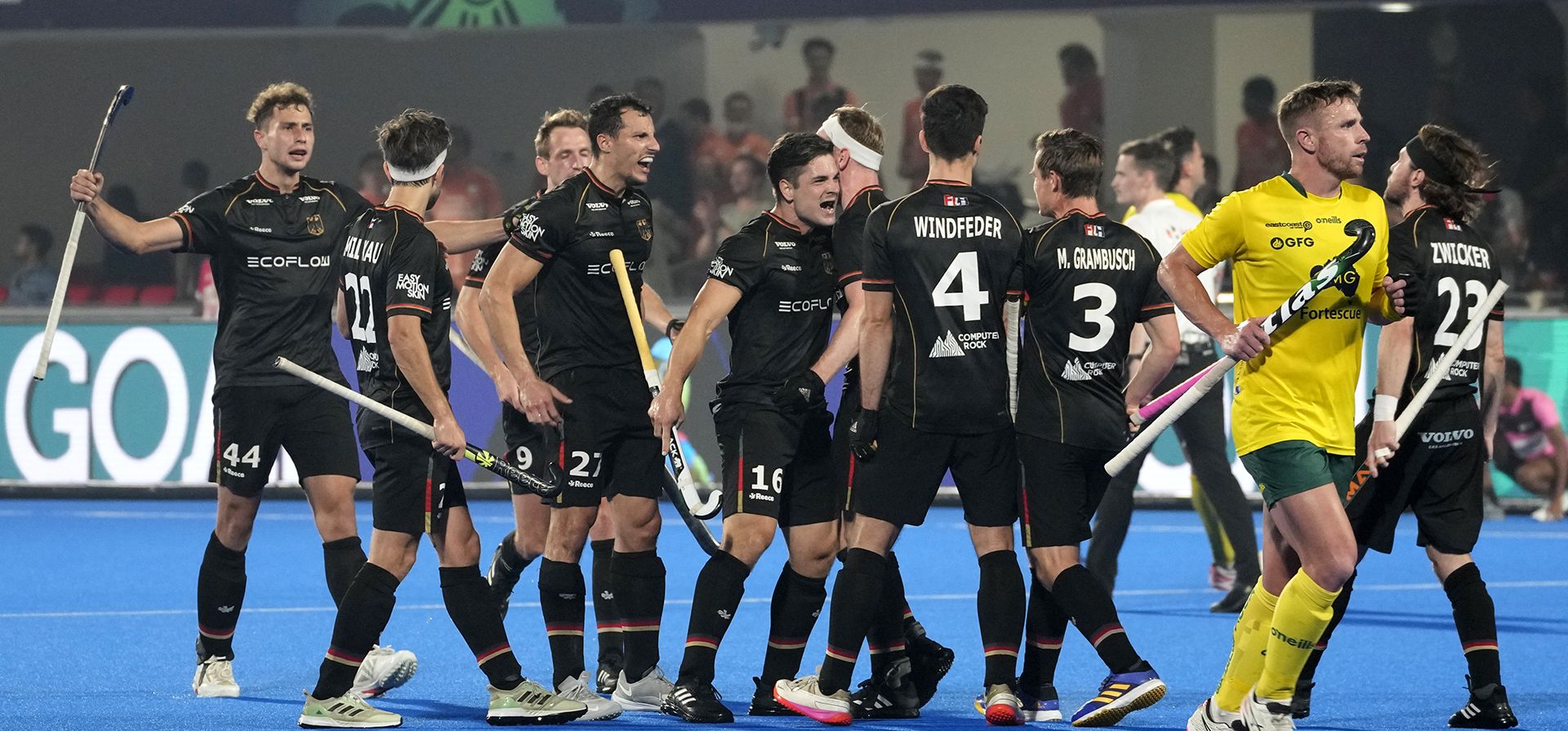 El alemán Gonzalo Peillat (16), centro, celebra con sus compañeros de equipo después de anotar el segundo gol de su equipo durante el partido de semifinales de la Copa Mundial Masculina FIH entre Australia y Alemania en el Estadio Kalinga en Bhubaneswar, India, el viernes 27 de enero de 2023. (Foto AP/ Rafiq Maqbool)