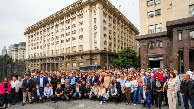Más de un centenar de intendentes se movilizaron a la puerta del Ministerio de Economía