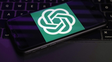 El logo de OpenAI en un celular. La expansión exponencial del chatbot desde que se lanzó en noviembre alarma a muchos, incluidos expertos del sector.