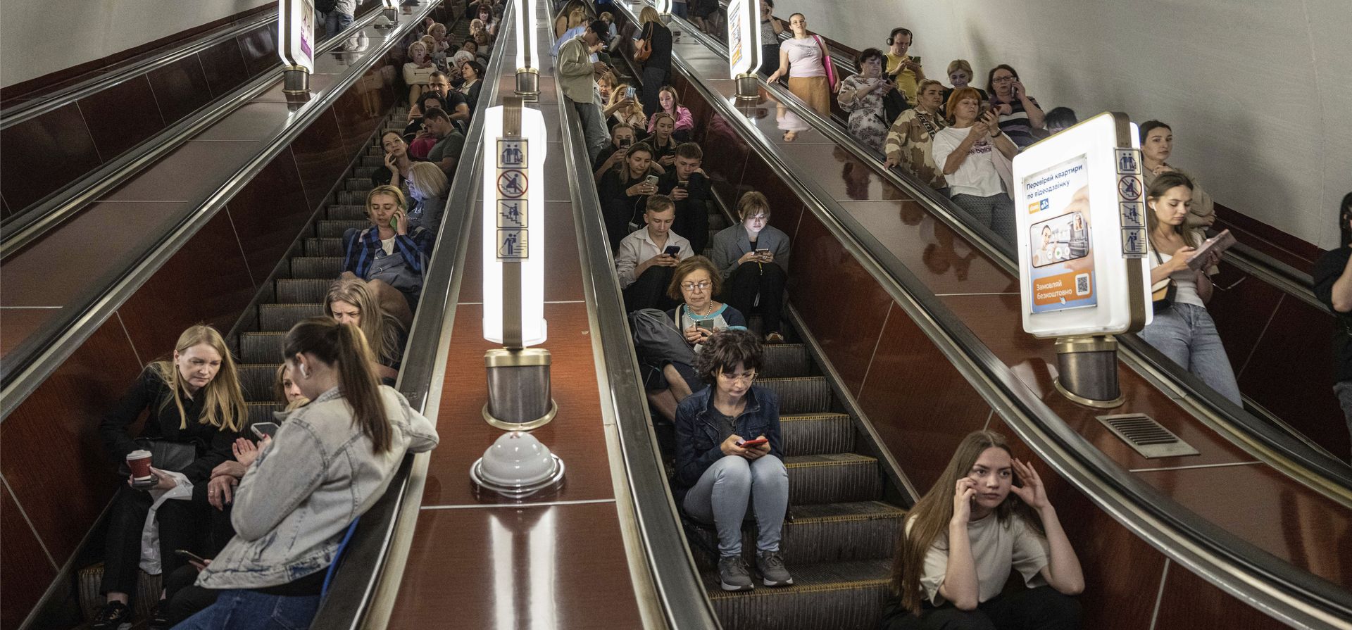 Kiev, Ucrania. La gente se refugia en una estación de metro durante un ataque con misiles rusos. Fotografía: Evgeniy Maloletka/AP Kiev, Ucrania. La gente se refugia en una estación de metro durante un ataque con misiles rusos. Fotografía: Evgeniy Maloletka/AP