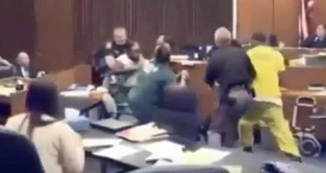El video de un padre golpeando al hombre que asesinó a su hija se viralizó