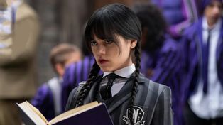 Merlina es interpretada por Jenna Ortega, conocida por la serie de Disney “Atrapada en el medio”.&nbsp;