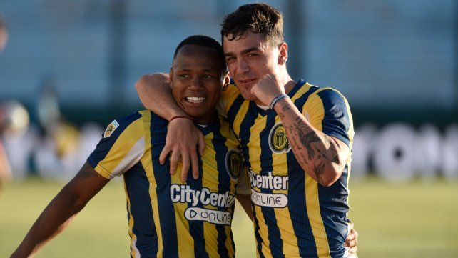 Juntos fueron dinamita. Jaminton Campaz y Martínez Dupuy se abrazan tras uno de los goles del canalla en Sarandí.