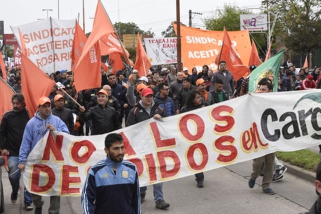 Movilización. Una masiva marcha en Villa Gobernador Gálvez respaldó a los obreros aceiteros.