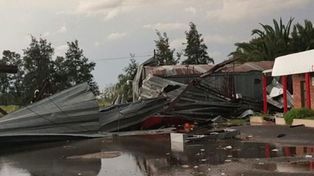 Un fuerte temporal de lluvia y vientos huracanados provocó destrozos en Rufino