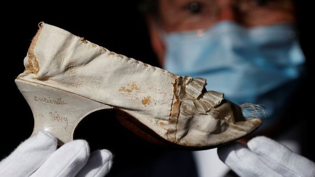 Subastaron por más de 40 mil euros un zapato blanco de María Antonieta