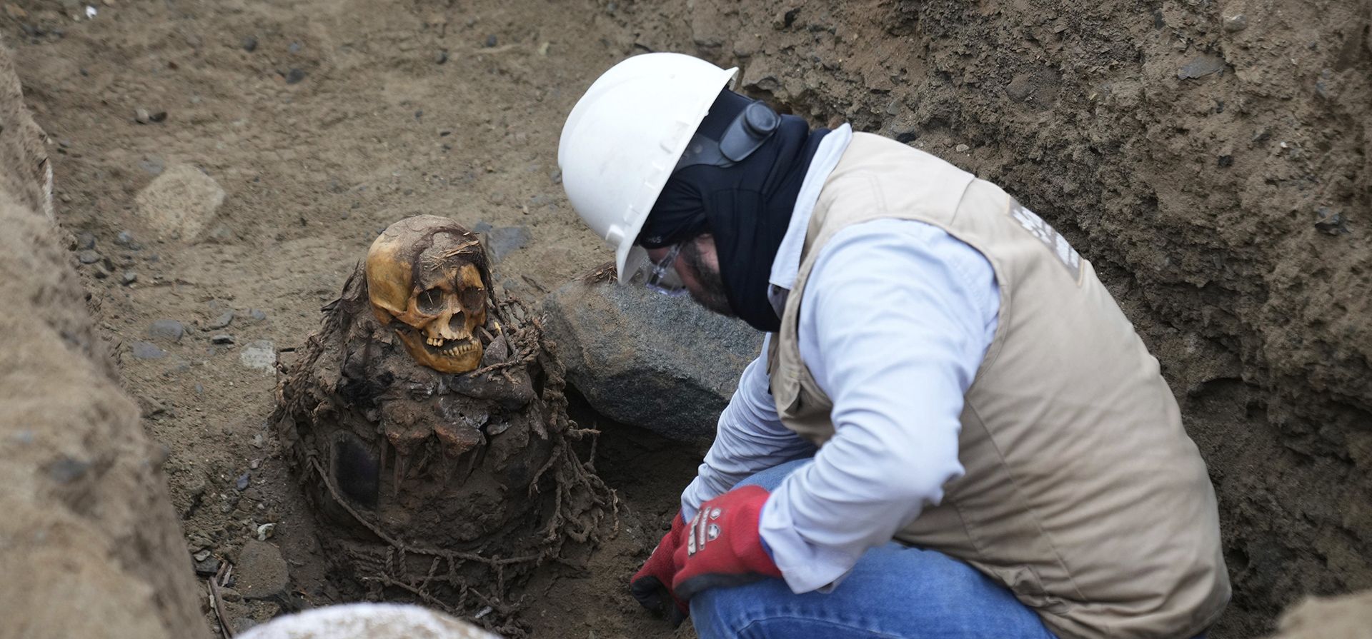 Un arqueólogo excava una momia antigua, que según él es una mujer de la cultura preincaica Chancay, descubierta por trabajadores de la ciudad que excavaban una línea de gas natural en el distrito de Puente Piedra, a las afueras de Lima, Perú, el miércoles 18 de junio de 2025. (Foto AP/Martín Mejía) Un arqueólogo excava una momia antigua, que según él es una mujer de la cultura preincaica Chancay, descubierta por trabajadores de la ciudad que excavaban una línea de gas natural en el distrito de Puente Piedra, a las afueras de Lima, Perú, el miércoles 18 de junio de 2025. (Foto AP/Martín Mejía)