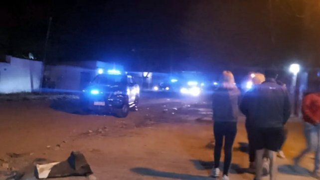 El lugar de barrio Brigadier López donde un policía que viajaba en moto con su mujer y su hija resistió el robo del vehículo y mató a un delincuente El lugar de barrio Brigadier López donde un policía que viajaba en moto con su mujer y su hija resistió el robo del vehículo y mató a un delincuente