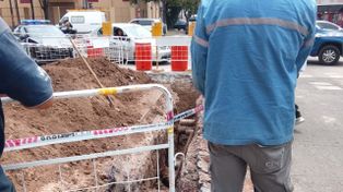 Fuerte descarga eléctrica dejó a dos obreros con quemaduras graves