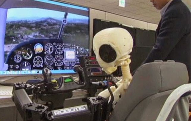 El robot Atenea es el primer robot que viaja como pasajero en una línea aérea.