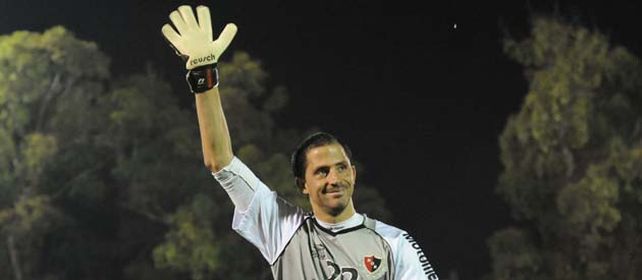 ¿Saludo final? Peratta y una postal repetida en el Coloso. El viernes Newells juega su último partido.