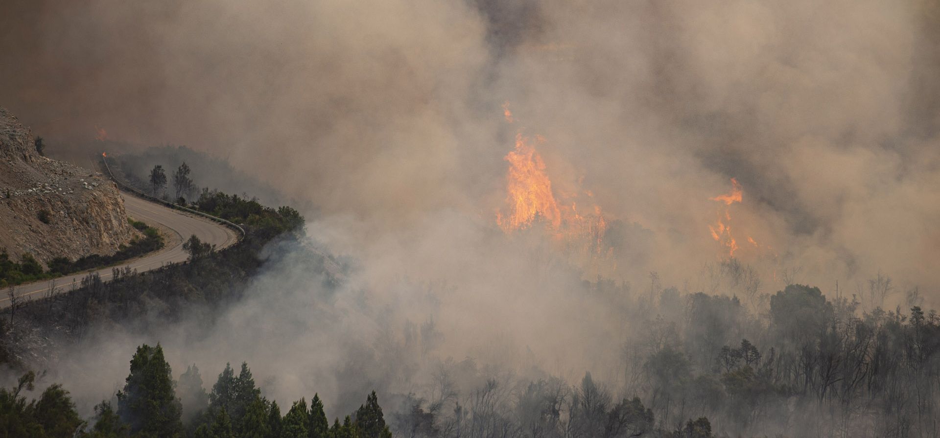 Impactantes imágenes del incendio forestal que consume el sur de Bariloche