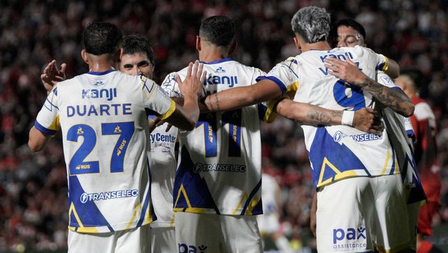 Una temporada para destacar. La celebración auriazul en el estadio Juan Domingo Perón de Instituto. Central no solo viene bien en primera