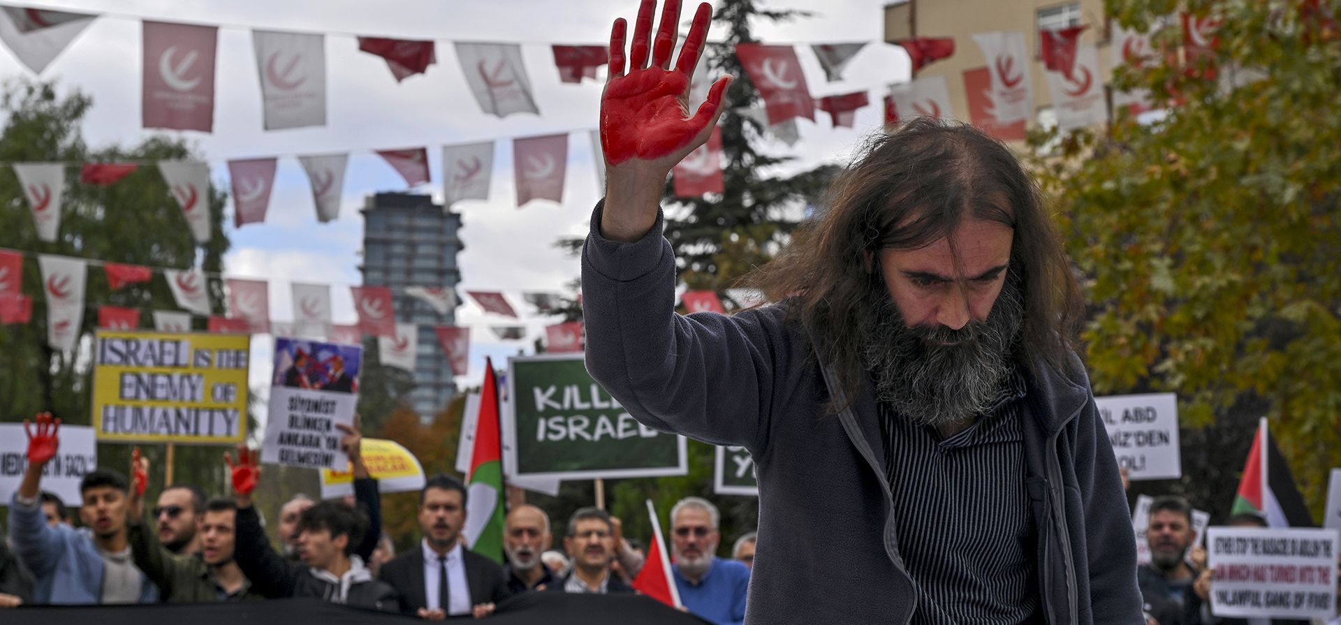 Un hombre levanta su mano pintada de rojo durante una protesta a favor de los palestinos frente al Ministerio de Relaciones Exteriores de Turquía en Ankara, Turquía, el lunes 6 de noviembre de 2023. (Foto AP/Ali Unal) Un hombre levanta su mano pintada de rojo durante una protesta a favor de los palestinos frente al Ministerio de Relaciones Exteriores de Turquía en Ankara, Turquía, el lunes 6 de noviembre de 2023. (Foto AP/Ali Unal)
