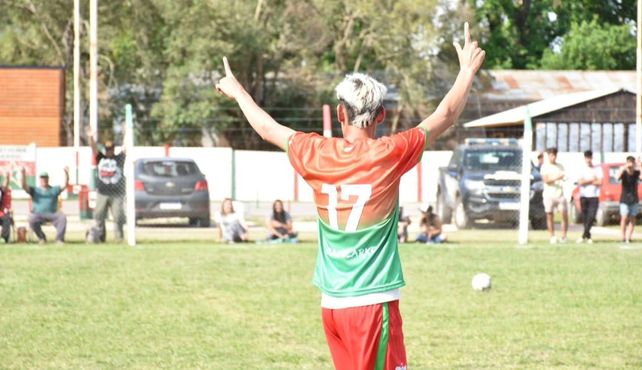 Cancha de la inclusión en Clarke: Marquitos Chaves debutó con la camiseta de Unión