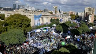 Contra el ajuste. El conjunto de centrales sindicales, junto a organizaciones sociales, protagonizaron en abril la primera masiva marcha contra las políticas del gobierno &nbsp;de Macri.