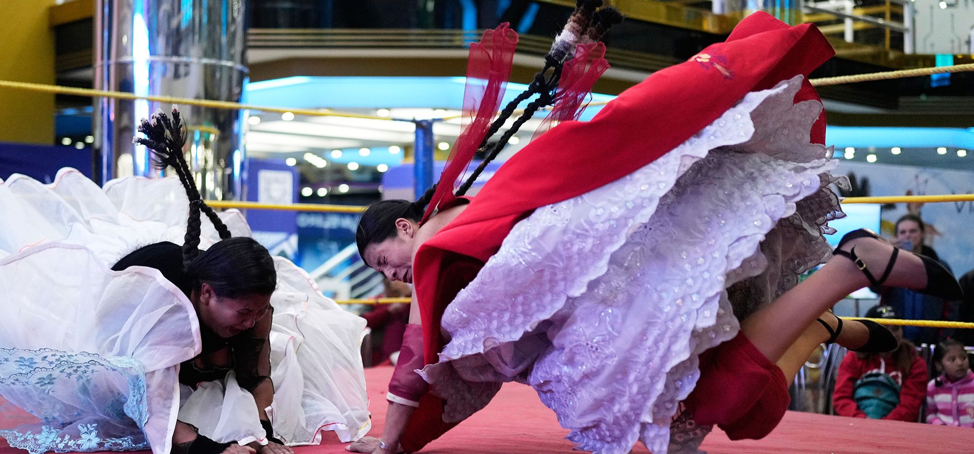 Luchadoras se presentan durante un espectáculo de lucha libre con entrada en El Alto, Bolivia, el sábado 3 de mayo de 2025. (Foto AP/Juan Karita) Luchadoras se presentan durante un espectáculo de lucha libre con entrada en El Alto, Bolivia, el sábado 3 de mayo de 2025. (Foto AP/Juan Karita)
