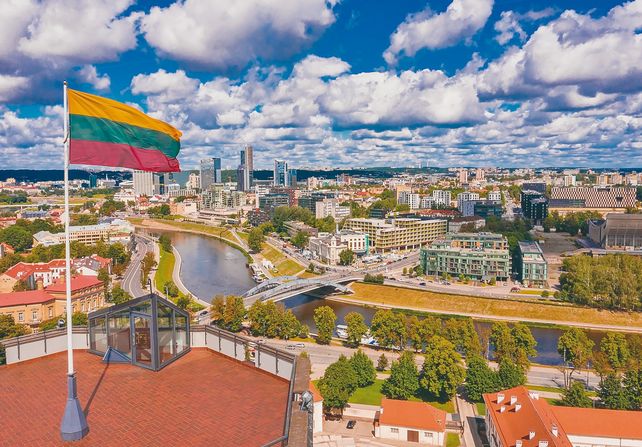 Entre plazas históricas, patios ocultos y edificios centenarios, Lituania conserva buena parte de la identidad que distingue a los países bálticos.