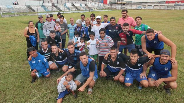 Jugadores e hinchas de Peñarol reunidos en busca de una respuesta