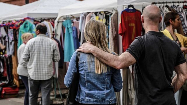 Las ferias de ropa usada y sin uso: bajos precios, moda y ahora con poesía