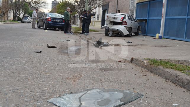 Accidente en Bº Candioti Norte: chocó dos autos estacionados sobre calle Belgrano