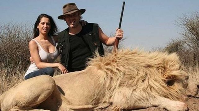 las fotos del escándalo. Victoria Vanucci y Matías Garfunkel posan con un león recién cazado en África..&nbsp;