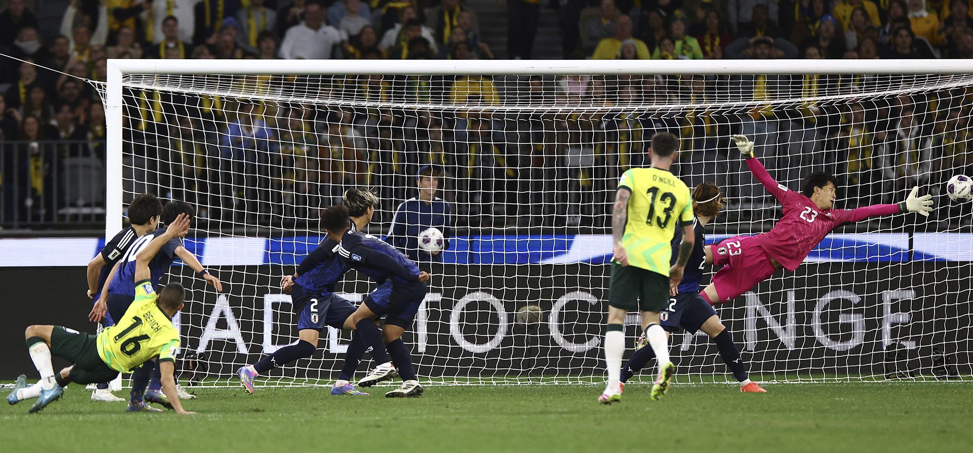 El australiano Aziz Behich (izquierda) anota contra el portero japonés Kosei Tani (derecha) durante su partido de clasificación para el Mundial 2026, por el Grupo C, en Perth, el jueves 5 de junio de 2025. (Foto AP/Trevor Collens) El australiano Aziz Behich (izquierda) anota contra el portero japonés Kosei Tani (derecha) durante su partido de clasificación para el Mundial 2026, por el Grupo C, en Perth, el jueves 5 de junio de 2025. (Foto AP/Trevor Collens)