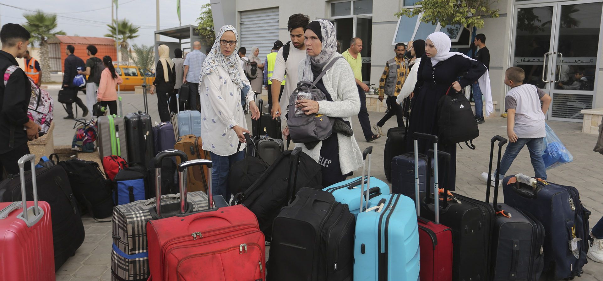 Palestinos llegan al cruce fronterizo con Egipto en Rafah, Franja de Gaza, el lunes 13 de noviembre de 2023. (Foto AP/Hatem Ali) Palestinos llegan al cruce fronterizo con Egipto en Rafah, Franja de Gaza, el lunes 13 de noviembre de 2023. (Foto AP/Hatem Ali)