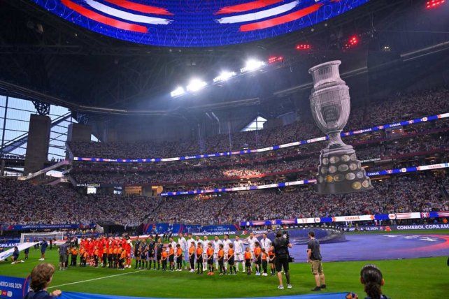 Argentina y Canadá posan para la foto previa en el partido inaugural de la Copa América.