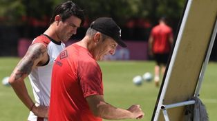 Dibuja la táctica. Frank le muestra a Formica lo que pretende que haga dentro del campo de juego.
