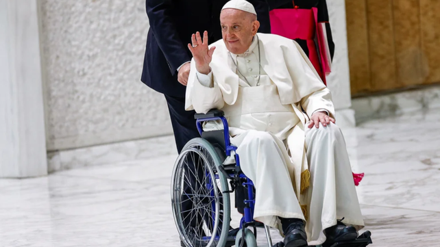 El Papa Francisco se moviliza en silla de ruedas por un dolor de rodilla