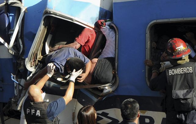Rescatado. El motorman Córdoba es sacado del tren tras el trágico accidente. Se había hecho cargo de una formación sobrecargada de pasajeros en Castelar.