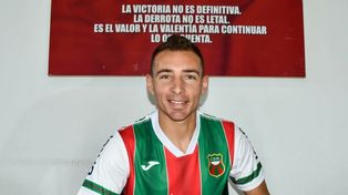 Marco Ruben, firmando su contrato con Deportivo Maldonado.&nbsp;