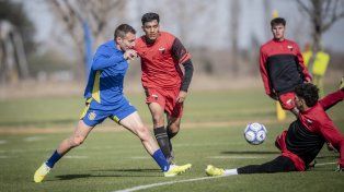 Marco Ruben define ante la salida del arquero de Colón. El goleador marcó en los dos partidos que Central jugó en Arroyo Seco.