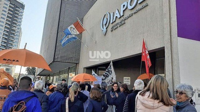 Manifestación de afiliados frente al Iapos por aumentos y falta de información.