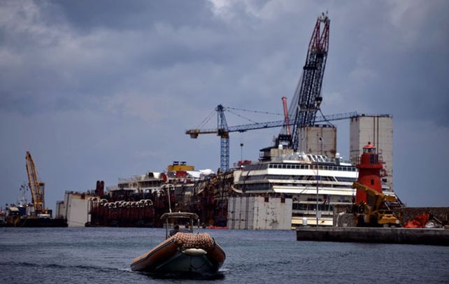 Despojos. El crucero de lujo está asegurado a flotadores.