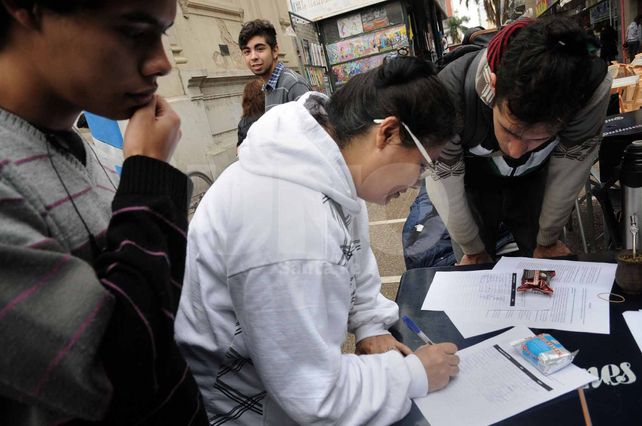 Activos. Agrupaciones estudiantiles estuvieron juntando firmas la semana pasada para evitar el aumento.