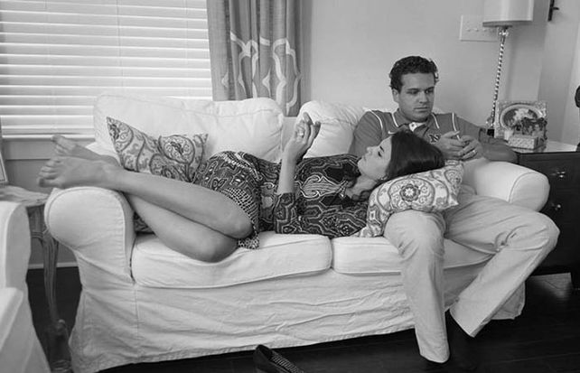Un fotógrafo borró los celulares de las imágenes que capturó de escenas familiares y cotidianas