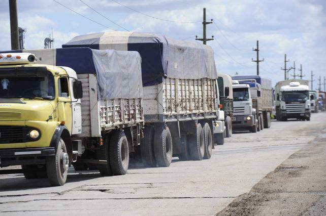Se viene el aluvión: estiman que ingresarán 900 mil camiones con soja a los puertos de Rosario