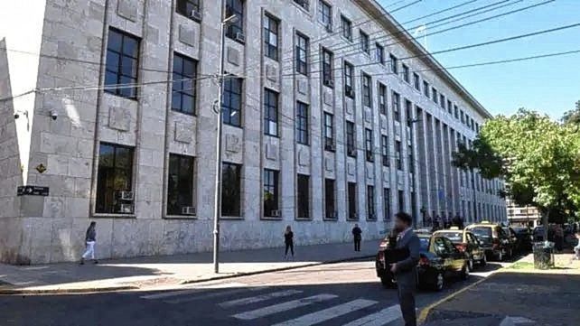 Inédito: una nena tendrá el apellido del papá biológico y el de quien la crió