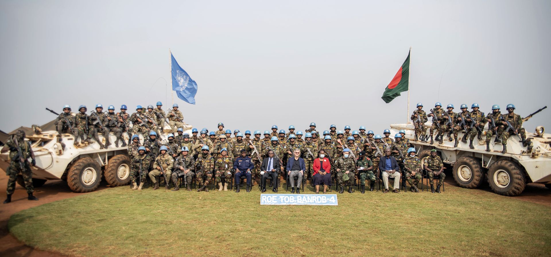 El secretario general adjunto de Operaciones de Paz de las Naciones Unidas, Jean Pierre Lacroix, en el centro, posa con las fuerzas de paz de la ONU en Bunia, este del Congo, el martes 22 de febrero de 2022. Lacroix reemplazó al secretario general de la ONU, Antonio Guterres, quien tuvo que cancelar la visita de tres días. a la región y regresar a Nueva York en vista de la situación en Ucrania.