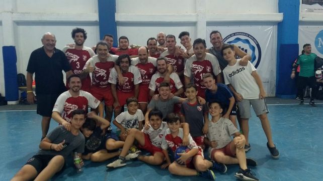 Unidos por Eche. El equipo de veteranos posa para la foto con los jugadores de las divisiones inferiores.